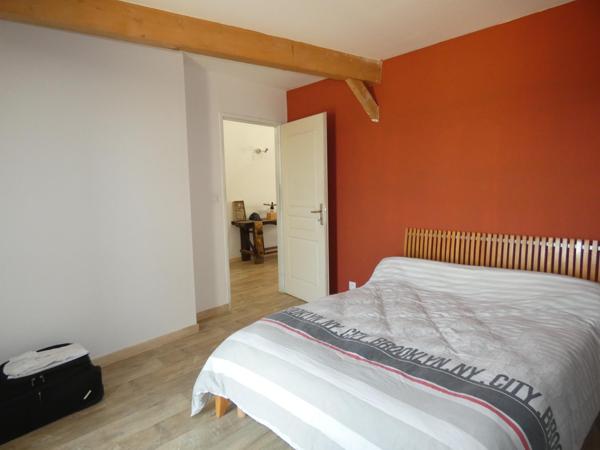 Ravissante maison en pierre de 142m² avec grand garage de 93m², grande cour avec 2 terrasses et dépendance de 42m²