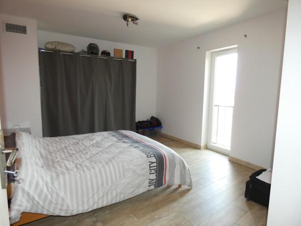 Ravissante maison en pierre de 142m² avec grand garage de 93m², grande cour avec 2 terrasses et dépendance de 42m²