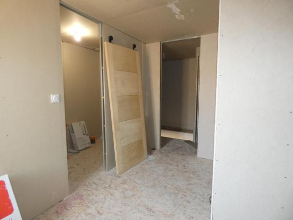 Ravissante maison en pierre de 142m² avec grand garage de 93m², grande cour avec 2 terrasses et dépendance de 42m²