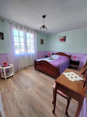 Vente                                                      Maison
                        
                     5 pièces                      155 m2                     à Iteuil