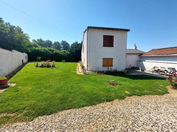 Vente                                                      Maison
                        
                     5 pièces                      155 m2                     à Iteuil