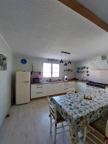 Vente                                                      Maison
                        
                     5 pièces                      155 m2                     à Iteuil