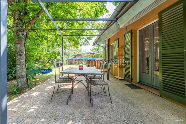 Venez découvrir cette belle maison familiale de plain-pied d'environ 170 m², Quartier du Cabirol, implantée sur une parcelle arborée d'environ 960 m², en lisière du parc du Cabirol.

Elle offre une vaste pièce de vie d'environ 66 m² avec cuisine semi-ouverte, poêle à bois et accès direct à la terrasse et au jardin. Vous disposerez également d'un bureau, d'un cellier, d'une buanderie, ainsi que d'un espace nuit comprenant 5 chambres, dont 4 suites et une spacieuse suite parentale avec dressing.

À l'extérieur, profitez d'un agréable jardin avec piscine hors sol en bois, d'un garage, de plusieurs stationnements et de trois cabanons.

Située dans un quartier recherché, à proximité des commerces, écoles, transports, de la gare de Colomiers, de la future ligne C du métro et des accès rapides vers Toulouse.

Les prestations comprennent notamment le chauffage au sol, les panneaux solaires, le chauffe-eau thermodynamique, le double vitrage et une excellente performance énergétique.

Une maison rare sur le secteur, idéale pour une famille en quête de confort, d'espace et d'un cadre de vie privilégié.