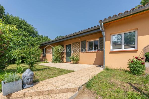 Venez découvrir cette belle maison familiale de plain-pied d'environ 170 m², Quartier du Cabirol, implantée sur une parcelle arborée d'environ 960 m², en lisière du parc du Cabirol.

Elle offre une vaste pièce de vie d'environ 66 m² avec cuisine semi-ouverte, poêle à bois et accès direct à la terrasse et au jardin. Vous disposerez également d'un bureau, d'un cellier, d'une buanderie, ainsi que d'un espace nuit comprenant 5 chambres, dont 4 suites et une spacieuse suite parentale avec dressing.

À l'extérieur, profitez d'un agréable jardin avec piscine hors sol en bois, d'un garage, de plusieurs stationnements et de trois cabanons.

Située dans un quartier recherché, à proximité des commerces, écoles, transports, de la gare de Colomiers, de la future ligne C du métro et des accès rapides vers Toulouse.

Les prestations comprennent notamment le chauffage au sol, les panneaux solaires, le chauffe-eau thermodynamique, le double vitrage et une excellente performance énergétique.

Une maison rare sur le secteur, idéale pour une famille en quête de confort, d'espace et d'un cadre de vie privilégié.