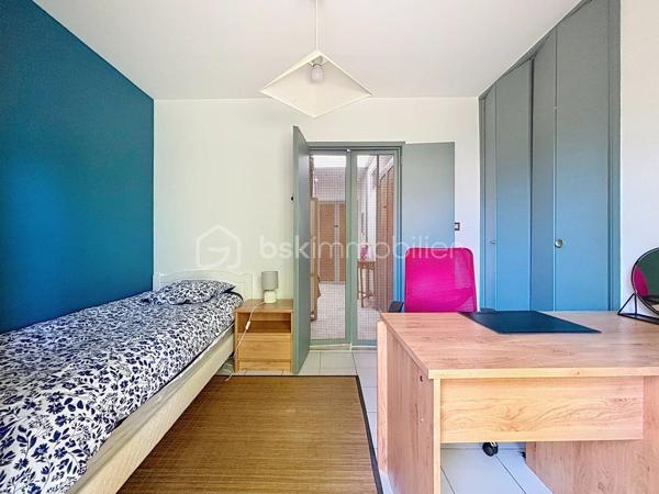 Venez découvrir cette belle maison familiale de plain-pied d'environ 170 m², Quartier du Cabirol, implantée sur une parcelle arborée d'environ 960 m², en lisière du parc du Cabirol.

Elle offre une vaste pièce de vie d'environ 66 m² avec cuisine semi-ouverte, poêle à bois et accès direct à la terrasse et au jardin. Vous disposerez également d'un bureau, d'un cellier, d'une buanderie, ainsi que d'un espace nuit comprenant 5 chambres, dont 4 suites et une spacieuse suite parentale avec dressing.

À l'extérieur, profitez d'un agréable jardin avec piscine hors sol en bois, d'un garage, de plusieurs stationnements et de trois cabanons.

Située dans un quartier recherché, à proximité des commerces, écoles, transports, de la gare de Colomiers, de la future ligne C du métro et des accès rapides vers Toulouse.

Les prestations comprennent notamment le chauffage au sol, les panneaux solaires, le chauffe-eau thermodynamique, le double vitrage et une excellente performance énergétique.

Une maison rare sur le secteur, idéale pour une famille en quête de confort, d'espace et d'un cadre de vie privilégié.