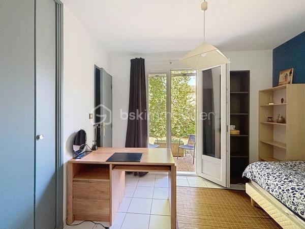 Venez découvrir cette belle maison familiale de plain-pied d'environ 170 m², Quartier du Cabirol, implantée sur une parcelle arborée d'environ 960 m², en lisière du parc du Cabirol.

Elle offre une vaste pièce de vie d'environ 66 m² avec cuisine semi-ouverte, poêle à bois et accès direct à la terrasse et au jardin. Vous disposerez également d'un bureau, d'un cellier, d'une buanderie, ainsi que d'un espace nuit comprenant 5 chambres, dont 4 suites et une spacieuse suite parentale avec dressing.

À l'extérieur, profitez d'un agréable jardin avec piscine hors sol en bois, d'un garage, de plusieurs stationnements et de trois cabanons.

Située dans un quartier recherché, à proximité des commerces, écoles, transports, de la gare de Colomiers, de la future ligne C du métro et des accès rapides vers Toulouse.

Les prestations comprennent notamment le chauffage au sol, les panneaux solaires, le chauffe-eau thermodynamique, le double vitrage et une excellente performance énergétique.

Une maison rare sur le secteur, idéale pour une famille en quête de confort, d'espace et d'un cadre de vie privilégié.