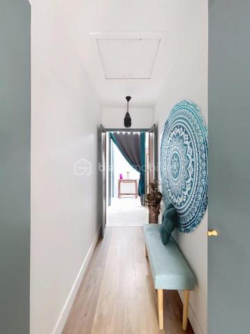 Venez découvrir cette belle maison familiale de plain-pied d'environ 170 m², Quartier du Cabirol, implantée sur une parcelle arborée d'environ 960 m², en lisière du parc du Cabirol.

Elle offre une vaste pièce de vie d'environ 66 m² avec cuisine semi-ouverte, poêle à bois et accès direct à la terrasse et au jardin. Vous disposerez également d'un bureau, d'un cellier, d'une buanderie, ainsi que d'un espace nuit comprenant 5 chambres, dont 4 suites et une spacieuse suite parentale avec dressing.

À l'extérieur, profitez d'un agréable jardin avec piscine hors sol en bois, d'un garage, de plusieurs stationnements et de trois cabanons.

Située dans un quartier recherché, à proximité des commerces, écoles, transports, de la gare de Colomiers, de la future ligne C du métro et des accès rapides vers Toulouse.

Les prestations comprennent notamment le chauffage au sol, les panneaux solaires, le chauffe-eau thermodynamique, le double vitrage et une excellente performance énergétique.

Une maison rare sur le secteur, idéale pour une famille en quête de confort, d'espace et d'un cadre de vie privilégié.