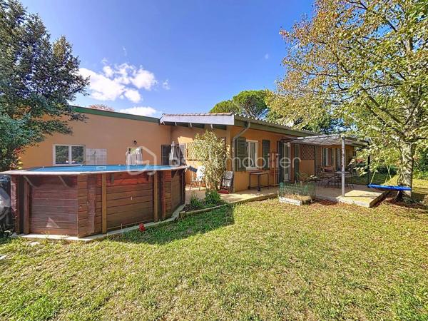 Venez découvrir cette belle maison familiale de plain-pied d'environ 170 m², Quartier du Cabirol, implantée sur une parcelle arborée d'environ 960 m², en lisière du parc du Cabirol.

Elle offre une vaste pièce de vie d'environ 66 m² avec cuisine semi-ouverte, poêle à bois et accès direct à la terrasse et au jardin. Vous disposerez également d'un bureau, d'un cellier, d'une buanderie, ainsi que d'un espace nuit comprenant 5 chambres, dont 4 suites et une spacieuse suite parentale avec dressing.

À l'extérieur, profitez d'un agréable jardin avec piscine hors sol en bois, d'un garage, de plusieurs stationnements et de trois cabanons.

Située dans un quartier recherché, à proximité des commerces, écoles, transports, de la gare de Colomiers, de la future ligne C du métro et des accès rapides vers Toulouse.

Les prestations comprennent notamment le chauffage au sol, les panneaux solaires, le chauffe-eau thermodynamique, le double vitrage et une excellente performance énergétique.

Une maison rare sur le secteur, idéale pour une famille en quête de confort, d'espace et d'un cadre de vie privilégié.