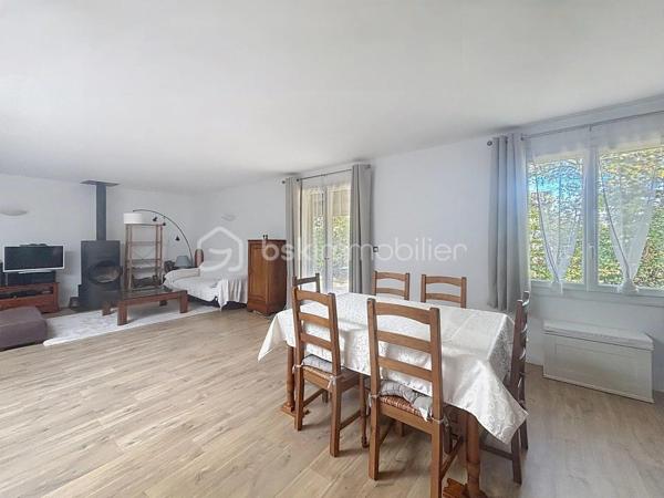 Venez découvrir cette belle maison familiale de plain-pied d'environ 170 m², Quartier du Cabirol, implantée sur une parcelle arborée d'environ 960 m², en lisière du parc du Cabirol.

Elle offre une vaste pièce de vie d'environ 66 m² avec cuisine semi-ouverte, poêle à bois et accès direct à la terrasse et au jardin. Vous disposerez également d'un bureau, d'un cellier, d'une buanderie, ainsi que d'un espace nuit comprenant 5 chambres, dont 4 suites et une spacieuse suite parentale avec dressing.

À l'extérieur, profitez d'un agréable jardin avec piscine hors sol en bois, d'un garage, de plusieurs stationnements et de trois cabanons.

Située dans un quartier recherché, à proximité des commerces, écoles, transports, de la gare de Colomiers, de la future ligne C du métro et des accès rapides vers Toulouse.

Les prestations comprennent notamment le chauffage au sol, les panneaux solaires, le chauffe-eau thermodynamique, le double vitrage et une excellente performance énergétique.

Une maison rare sur le secteur, idéale pour une famille en quête de confort, d'espace et d'un cadre de vie privilégié.