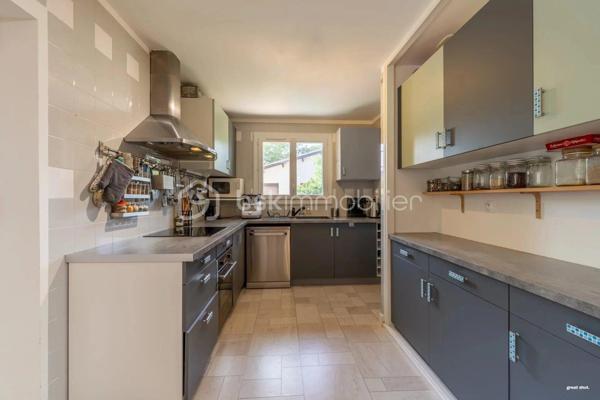Venez découvrir cette belle maison familiale de plain-pied d'environ 170 m², Quartier du Cabirol, implantée sur une parcelle arborée d'environ 960 m², en lisière du parc du Cabirol.

Elle offre une vaste pièce de vie d'environ 66 m² avec cuisine semi-ouverte, poêle à bois et accès direct à la terrasse et au jardin. Vous disposerez également d'un bureau, d'un cellier, d'une buanderie, ainsi que d'un espace nuit comprenant 5 chambres, dont 4 suites et une spacieuse suite parentale avec dressing.

À l'extérieur, profitez d'un agréable jardin avec piscine hors sol en bois, d'un garage, de plusieurs stationnements et de trois cabanons.

Située dans un quartier recherché, à proximité des commerces, écoles, transports, de la gare de Colomiers, de la future ligne C du métro et des accès rapides vers Toulouse.

Les prestations comprennent notamment le chauffage au sol, les panneaux solaires, le chauffe-eau thermodynamique, le double vitrage et une excellente performance énergétique.

Une maison rare sur le secteur, idéale pour une famille en quête de confort, d'espace et d'un cadre de vie privilégié.