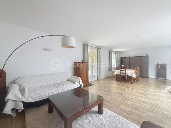 Venez découvrir cette belle maison familiale de plain-pied d'environ 170 m², Quartier du Cabirol, implantée sur une parcelle arborée d'environ 960 m², en lisière du parc du Cabirol.

Elle offre une vaste pièce de vie d'environ 66 m² avec cuisine semi-ouverte, poêle à bois et accès direct à la terrasse et au jardin. Vous disposerez également d'un bureau, d'un cellier, d'une buanderie, ainsi que d'un espace nuit comprenant 5 chambres, dont 4 suites et une spacieuse suite parentale avec dressing.

À l'extérieur, profitez d'un agréable jardin avec piscine hors sol en bois, d'un garage, de plusieurs stationnements et de trois cabanons.

Située dans un quartier recherché, à proximité des commerces, écoles, transports, de la gare de Colomiers, de la future ligne C du métro et des accès rapides vers Toulouse.

Les prestations comprennent notamment le chauffage au sol, les panneaux solaires, le chauffe-eau thermodynamique, le double vitrage et une excellente performance énergétique.

Une maison rare sur le secteur, idéale pour une famille en quête de confort, d'espace et d'un cadre de vie privilégié.