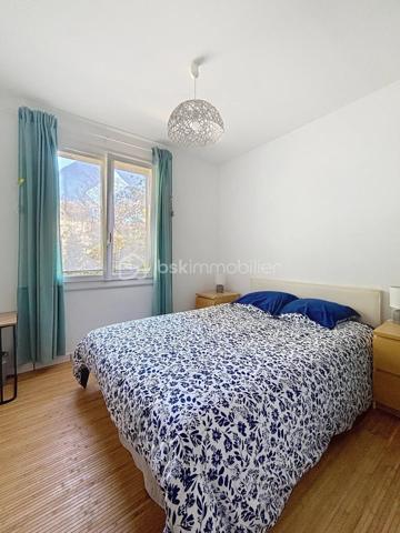 Venez découvrir cette belle maison familiale de plain-pied d'environ 170 m², Quartier du Cabirol, implantée sur une parcelle arborée d'environ 960 m², en lisière du parc du Cabirol.

Elle offre une vaste pièce de vie d'environ 66 m² avec cuisine semi-ouverte, poêle à bois et accès direct à la terrasse et au jardin. Vous disposerez également d'un bureau, d'un cellier, d'une buanderie, ainsi que d'un espace nuit comprenant 5 chambres, dont 4 suites et une spacieuse suite parentale avec dressing.

À l'extérieur, profitez d'un agréable jardin avec piscine hors sol en bois, d'un garage, de plusieurs stationnements et de trois cabanons.

Située dans un quartier recherché, à proximité des commerces, écoles, transports, de la gare de Colomiers, de la future ligne C du métro et des accès rapides vers Toulouse.

Les prestations comprennent notamment le chauffage au sol, les panneaux solaires, le chauffe-eau thermodynamique, le double vitrage et une excellente performance énergétique.

Une maison rare sur le secteur, idéale pour une famille en quête de confort, d'espace et d'un cadre de vie privilégié.