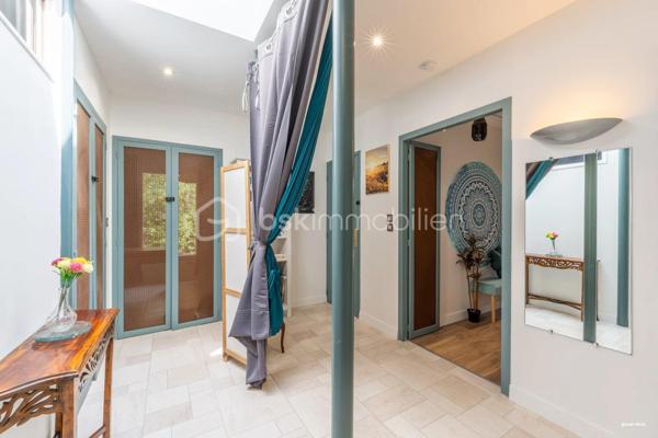 Venez découvrir cette belle maison familiale de plain-pied d'environ 170 m², Quartier du Cabirol, implantée sur une parcelle arborée d'environ 960 m², en lisière du parc du Cabirol.

Elle offre une vaste pièce de vie d'environ 66 m² avec cuisine semi-ouverte, poêle à bois et accès direct à la terrasse et au jardin. Vous disposerez également d'un bureau, d'un cellier, d'une buanderie, ainsi que d'un espace nuit comprenant 5 chambres, dont 4 suites et une spacieuse suite parentale avec dressing.

À l'extérieur, profitez d'un agréable jardin avec piscine hors sol en bois, d'un garage, de plusieurs stationnements et de trois cabanons.

Située dans un quartier recherché, à proximité des commerces, écoles, transports, de la gare de Colomiers, de la future ligne C du métro et des accès rapides vers Toulouse.

Les prestations comprennent notamment le chauffage au sol, les panneaux solaires, le chauffe-eau thermodynamique, le double vitrage et une excellente performance énergétique.

Une maison rare sur le secteur, idéale pour une famille en quête de confort, d'espace et d'un cadre de vie privilégié.