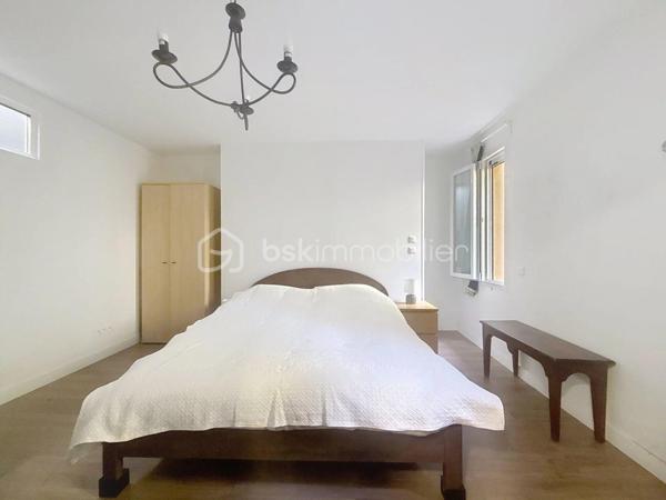Venez découvrir cette belle maison familiale de plain-pied d'environ 170 m², Quartier du Cabirol, implantée sur une parcelle arborée d'environ 960 m², en lisière du parc du Cabirol.

Elle offre une vaste pièce de vie d'environ 66 m² avec cuisine semi-ouverte, poêle à bois et accès direct à la terrasse et au jardin. Vous disposerez également d'un bureau, d'un cellier, d'une buanderie, ainsi que d'un espace nuit comprenant 5 chambres, dont 4 suites et une spacieuse suite parentale avec dressing.

À l'extérieur, profitez d'un agréable jardin avec piscine hors sol en bois, d'un garage, de plusieurs stationnements et de trois cabanons.

Située dans un quartier recherché, à proximité des commerces, écoles, transports, de la gare de Colomiers, de la future ligne C du métro et des accès rapides vers Toulouse.

Les prestations comprennent notamment le chauffage au sol, les panneaux solaires, le chauffe-eau thermodynamique, le double vitrage et une excellente performance énergétique.

Une maison rare sur le secteur, idéale pour une famille en quête de confort, d'espace et d'un cadre de vie privilégié.