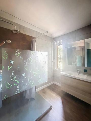 Venez découvrir cette belle maison familiale de plain-pied d'environ 170 m², Quartier du Cabirol, implantée sur une parcelle arborée d'environ 960 m², en lisière du parc du Cabirol.

Elle offre une vaste pièce de vie d'environ 66 m² avec cuisine semi-ouverte, poêle à bois et accès direct à la terrasse et au jardin. Vous disposerez également d'un bureau, d'un cellier, d'une buanderie, ainsi que d'un espace nuit comprenant 5 chambres, dont 4 suites et une spacieuse suite parentale avec dressing.

À l'extérieur, profitez d'un agréable jardin avec piscine hors sol en bois, d'un garage, de plusieurs stationnements et de trois cabanons.

Située dans un quartier recherché, à proximité des commerces, écoles, transports, de la gare de Colomiers, de la future ligne C du métro et des accès rapides vers Toulouse.

Les prestations comprennent notamment le chauffage au sol, les panneaux solaires, le chauffe-eau thermodynamique, le double vitrage et une excellente performance énergétique.

Une maison rare sur le secteur, idéale pour une famille en quête de confort, d'espace et d'un cadre de vie privilégié.