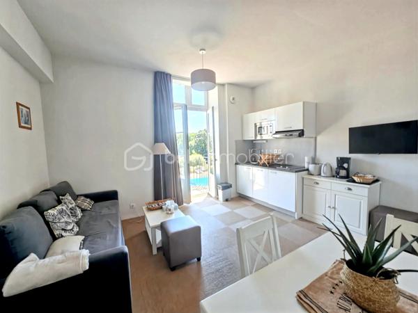BSK IMMOBILIER - 2 KM DES PLAGES DU  GOLFE ET A PROXIMITE DES COMMODITES - Alix Lagardère vous propose de découvrir ce bel appartement, entièrement meublé et décoré avec gout, d'une surface de 43 m² environ.
Idéalement situé au 1er étage d'un ancien château entièrement rénové en 2012, avec ses deux balcons vous apprécierez la vue sur la piscine et le magnifique parc arboré de 2 hectares environ.

Il est composé d'une véritable entrée avec placards, d'une cuisine aménagée et équipée ouverte sur pièce de vie avec balcon, une chambre avec placard et balcon, une salle d'eau et un W.C indépendant.

Les plus :
- Piscine chauffée de mai à septembre.
- Le château a été entièrement rénové en 2012, ce qui vous permettra de profiter des charmes de l'ancien tout en bénéficiant du confort d'une rénovation récente.
- Belle hauteur sous plafond offrant une impression d'espace et une belle luminosité.
- Habitation à l'année et location saisonnière autorisées.
- Charges comprenant l'eau et l'électricité.
- Aucun travaux à prévoir.

Idéal premier achat ou investissement locatif courte ou longue durée !

Pour visiter et vous accompagner dans votre projet contactez Alix Lagardère !

Je réalise pour vous, gratuitement et sous 48h votre avis de valeur dans le cadre d’une succession ou de votre projet de vente ! Au plaisir de vous aider et vous accompagner personnellement dans votre projet immobilier !