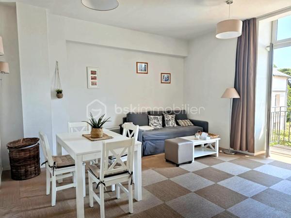 BSK IMMOBILIER - 2 KM DES PLAGES DU  GOLFE ET A PROXIMITE DES COMMODITES - Alix Lagardère vous propose de découvrir ce bel appartement, entièrement meublé et décoré avec gout, d'une surface de 43 m² environ.
Idéalement situé au 1er étage d'un ancien château entièrement rénové en 2012, avec ses deux balcons vous apprécierez la vue sur la piscine et le magnifique parc arboré de 2 hectares environ.

Il est composé d'une véritable entrée avec placards, d'une cuisine aménagée et équipée ouverte sur pièce de vie avec balcon, une chambre avec placard et balcon, une salle d'eau et un W.C indépendant.

Les plus :
- Piscine chauffée de mai à septembre.
- Le château a été entièrement rénové en 2012, ce qui vous permettra de profiter des charmes de l'ancien tout en bénéficiant du confort d'une rénovation récente.
- Belle hauteur sous plafond offrant une impression d'espace et une belle luminosité.
- Habitation à l'année et location saisonnière autorisées.
- Charges comprenant l'eau et l'électricité.
- Aucun travaux à prévoir.

Idéal premier achat ou investissement locatif courte ou longue durée !

Pour visiter et vous accompagner dans votre projet contactez Alix Lagardère !

Je réalise pour vous, gratuitement et sous 48h votre avis de valeur dans le cadre d’une succession ou de votre projet de vente ! Au plaisir de vous aider et vous accompagner personnellement dans votre projet immobilier !