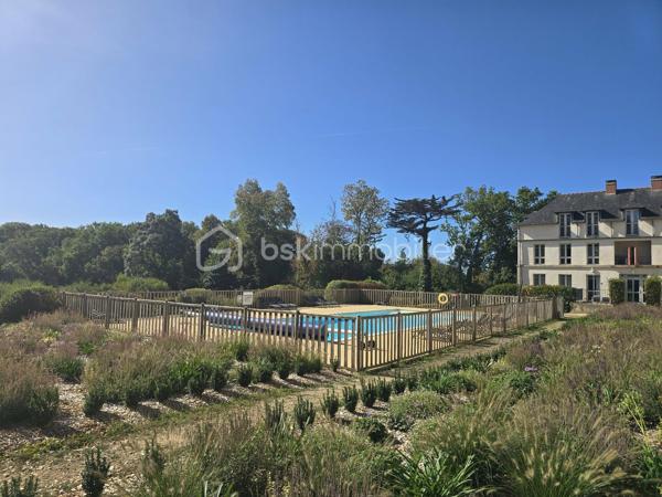 BSK IMMOBILIER - 2 KM DES PLAGES DU  GOLFE ET A PROXIMITE DES COMMODITES - Alix Lagardère vous propose de découvrir ce bel appartement, entièrement meublé et décoré avec gout, d'une surface de 43 m² environ.
Idéalement situé au 1er étage d'un ancien château entièrement rénové en 2012, avec ses deux balcons vous apprécierez la vue sur la piscine et le magnifique parc arboré de 2 hectares environ.

Il est composé d'une véritable entrée avec placards, d'une cuisine aménagée et équipée ouverte sur pièce de vie avec balcon, une chambre avec placard et balcon, une salle d'eau et un W.C indépendant.

Les plus :
- Piscine chauffée de mai à septembre.
- Le château a été entièrement rénové en 2012, ce qui vous permettra de profiter des charmes de l'ancien tout en bénéficiant du confort d'une rénovation récente.
- Belle hauteur sous plafond offrant une impression d'espace et une belle luminosité.
- Habitation à l'année et location saisonnière autorisées.
- Charges comprenant l'eau et l'électricité.
- Aucun travaux à prévoir.

Idéal premier achat ou investissement locatif courte ou longue durée !

Pour visiter et vous accompagner dans votre projet contactez Alix Lagardère !

Je réalise pour vous, gratuitement et sous 48h votre avis de valeur dans le cadre d’une succession ou de votre projet de vente ! Au plaisir de vous aider et vous accompagner personnellement dans votre projet immobilier !