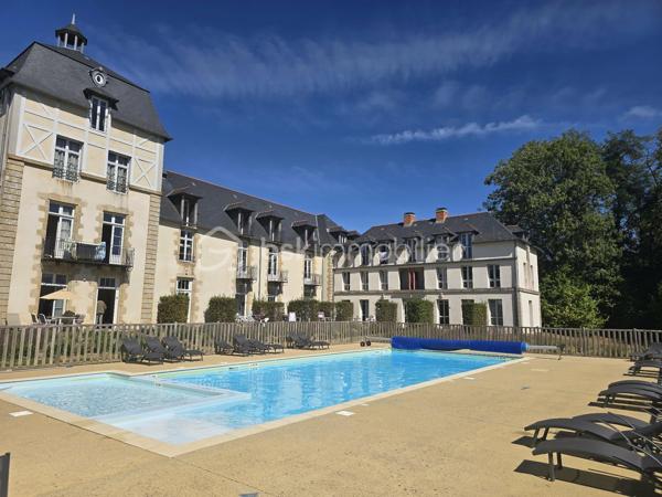 BSK IMMOBILIER - 2 KM DES PLAGES DU  GOLFE ET A PROXIMITE DES COMMODITES - Alix Lagardère vous propose de découvrir ce bel appartement, entièrement meublé et décoré avec gout, d'une surface de 43 m² environ.
Idéalement situé au 1er étage d'un ancien château entièrement rénové en 2012, avec ses deux balcons vous apprécierez la vue sur la piscine et le magnifique parc arboré de 2 hectares environ.

Il est composé d'une véritable entrée avec placards, d'une cuisine aménagée et équipée ouverte sur pièce de vie avec balcon, une chambre avec placard et balcon, une salle d'eau et un W.C indépendant.

Les plus :
- Piscine chauffée de mai à septembre.
- Le château a été entièrement rénové en 2012, ce qui vous permettra de profiter des charmes de l'ancien tout en bénéficiant du confort d'une rénovation récente.
- Belle hauteur sous plafond offrant une impression d'espace et une belle luminosité.
- Habitation à l'année et location saisonnière autorisées.
- Charges comprenant l'eau et l'électricité.
- Aucun travaux à prévoir.

Idéal premier achat ou investissement locatif courte ou longue durée !

Pour visiter et vous accompagner dans votre projet contactez Alix Lagardère !

Je réalise pour vous, gratuitement et sous 48h votre avis de valeur dans le cadre d’une succession ou de votre projet de vente ! Au plaisir de vous aider et vous accompagner personnellement dans votre projet immobilier !