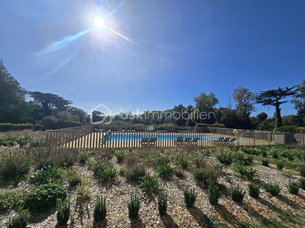BSK IMMOBILIER - 2 KM DES PLAGES DU  GOLFE ET A PROXIMITE DES COMMODITES - Alix Lagardère vous propose de découvrir ce bel appartement, entièrement meublé et décoré avec gout, d'une surface de 43 m² environ.
Idéalement situé au 1er étage d'un ancien château entièrement rénové en 2012, avec ses deux balcons vous apprécierez la vue sur la piscine et le magnifique parc arboré de 2 hectares environ.

Il est composé d'une véritable entrée avec placards, d'une cuisine aménagée et équipée ouverte sur pièce de vie avec balcon, une chambre avec placard et balcon, une salle d'eau et un W.C indépendant.

Les plus :
- Piscine chauffée de mai à septembre.
- Le château a été entièrement rénové en 2012, ce qui vous permettra de profiter des charmes de l'ancien tout en bénéficiant du confort d'une rénovation récente.
- Belle hauteur sous plafond offrant une impression d'espace et une belle luminosité.
- Habitation à l'année et location saisonnière autorisées.
- Charges comprenant l'eau et l'électricité.
- Aucun travaux à prévoir.

Idéal premier achat ou investissement locatif courte ou longue durée !

Pour visiter et vous accompagner dans votre projet contactez Alix Lagardère !

Je réalise pour vous, gratuitement et sous 48h votre avis de valeur dans le cadre d’une succession ou de votre projet de vente ! Au plaisir de vous aider et vous accompagner personnellement dans votre projet immobilier !