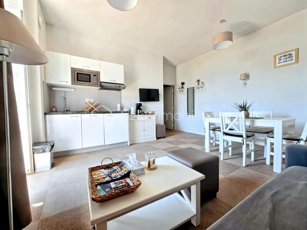 BSK IMMOBILIER - 2 KM DES PLAGES DU  GOLFE ET A PROXIMITE DES COMMODITES - Alix Lagardère vous propose de découvrir ce bel appartement, entièrement meublé et décoré avec gout, d'une surface de 43 m² environ.
Idéalement situé au 1er étage d'un ancien château entièrement rénové en 2012, avec ses deux balcons vous apprécierez la vue sur la piscine et le magnifique parc arboré de 2 hectares environ.

Il est composé d'une véritable entrée avec placards, d'une cuisine aménagée et équipée ouverte sur pièce de vie avec balcon, une chambre avec placard et balcon, une salle d'eau et un W.C indépendant.

Les plus :
- Piscine chauffée de mai à septembre.
- Le château a été entièrement rénové en 2012, ce qui vous permettra de profiter des charmes de l'ancien tout en bénéficiant du confort d'une rénovation récente.
- Belle hauteur sous plafond offrant une impression d'espace et une belle luminosité.
- Habitation à l'année et location saisonnière autorisées.
- Charges comprenant l'eau et l'électricité.
- Aucun travaux à prévoir.

Idéal premier achat ou investissement locatif courte ou longue durée !

Pour visiter et vous accompagner dans votre projet contactez Alix Lagardère !

Je réalise pour vous, gratuitement et sous 48h votre avis de valeur dans le cadre d’une succession ou de votre projet de vente ! Au plaisir de vous aider et vous accompagner personnellement dans votre projet immobilier !