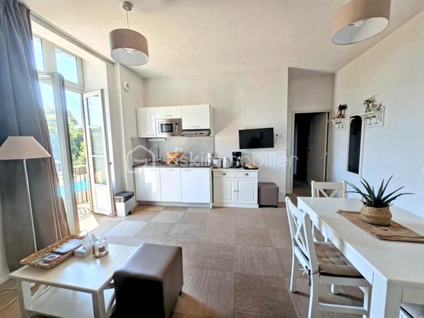 BSK IMMOBILIER - 2 KM DES PLAGES DU  GOLFE ET A PROXIMITE DES COMMODITES - Alix Lagardère vous propose de découvrir ce bel appartement, entièrement meublé et décoré avec gout, d'une surface de 43 m² environ.
Idéalement situé au 1er étage d'un ancien château entièrement rénové en 2012, avec ses deux balcons vous apprécierez la vue sur la piscine et le magnifique parc arboré de 2 hectares environ.

Il est composé d'une véritable entrée avec placards, d'une cuisine aménagée et équipée ouverte sur pièce de vie avec balcon, une chambre avec placard et balcon, une salle d'eau et un W.C indépendant.

Les plus :
- Piscine chauffée de mai à septembre.
- Le château a été entièrement rénové en 2012, ce qui vous permettra de profiter des charmes de l'ancien tout en bénéficiant du confort d'une rénovation récente.
- Belle hauteur sous plafond offrant une impression d'espace et une belle luminosité.
- Habitation à l'année et location saisonnière autorisées.
- Charges comprenant l'eau et l'électricité.
- Aucun travaux à prévoir.

Idéal premier achat ou investissement locatif courte ou longue durée !

Pour visiter et vous accompagner dans votre projet contactez Alix Lagardère !

Je réalise pour vous, gratuitement et sous 48h votre avis de valeur dans le cadre d’une succession ou de votre projet de vente ! Au plaisir de vous aider et vous accompagner personnellement dans votre projet immobilier !