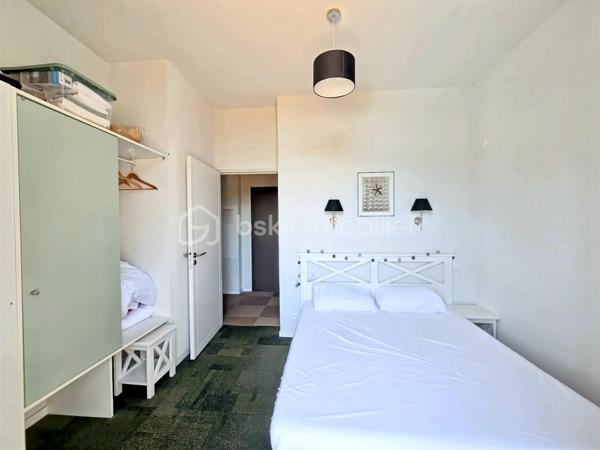 BSK IMMOBILIER - 2 KM DES PLAGES DU  GOLFE ET A PROXIMITE DES COMMODITES - Alix Lagardère vous propose de découvrir ce bel appartement, entièrement meublé et décoré avec gout, d'une surface de 43 m² environ.
Idéalement situé au 1er étage d'un ancien château entièrement rénové en 2012, avec ses deux balcons vous apprécierez la vue sur la piscine et le magnifique parc arboré de 2 hectares environ.

Il est composé d'une véritable entrée avec placards, d'une cuisine aménagée et équipée ouverte sur pièce de vie avec balcon, une chambre avec placard et balcon, une salle d'eau et un W.C indépendant.

Les plus :
- Piscine chauffée de mai à septembre.
- Le château a été entièrement rénové en 2012, ce qui vous permettra de profiter des charmes de l'ancien tout en bénéficiant du confort d'une rénovation récente.
- Belle hauteur sous plafond offrant une impression d'espace et une belle luminosité.
- Habitation à l'année et location saisonnière autorisées.
- Charges comprenant l'eau et l'électricité.
- Aucun travaux à prévoir.

Idéal premier achat ou investissement locatif courte ou longue durée !

Pour visiter et vous accompagner dans votre projet contactez Alix Lagardère !

Je réalise pour vous, gratuitement et sous 48h votre avis de valeur dans le cadre d’une succession ou de votre projet de vente ! Au plaisir de vous aider et vous accompagner personnellement dans votre projet immobilier !