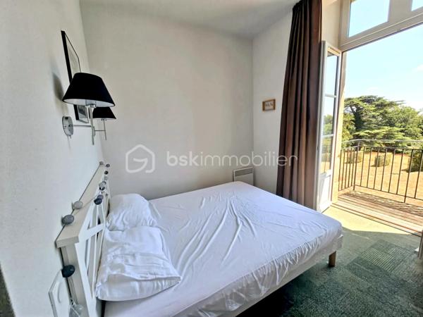 BSK IMMOBILIER - 2 KM DES PLAGES DU  GOLFE ET A PROXIMITE DES COMMODITES - Alix Lagardère vous propose de découvrir ce bel appartement, entièrement meublé et décoré avec gout, d'une surface de 43 m² environ.
Idéalement situé au 1er étage d'un ancien château entièrement rénové en 2012, avec ses deux balcons vous apprécierez la vue sur la piscine et le magnifique parc arboré de 2 hectares environ.

Il est composé d'une véritable entrée avec placards, d'une cuisine aménagée et équipée ouverte sur pièce de vie avec balcon, une chambre avec placard et balcon, une salle d'eau et un W.C indépendant.

Les plus :
- Piscine chauffée de mai à septembre.
- Le château a été entièrement rénové en 2012, ce qui vous permettra de profiter des charmes de l'ancien tout en bénéficiant du confort d'une rénovation récente.
- Belle hauteur sous plafond offrant une impression d'espace et une belle luminosité.
- Habitation à l'année et location saisonnière autorisées.
- Charges comprenant l'eau et l'électricité.
- Aucun travaux à prévoir.

Idéal premier achat ou investissement locatif courte ou longue durée !

Pour visiter et vous accompagner dans votre projet contactez Alix Lagardère !

Je réalise pour vous, gratuitement et sous 48h votre avis de valeur dans le cadre d’une succession ou de votre projet de vente ! Au plaisir de vous aider et vous accompagner personnellement dans votre projet immobilier !
