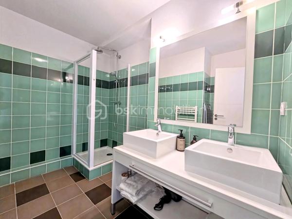 BSK IMMOBILIER - 2 KM DES PLAGES DU  GOLFE ET A PROXIMITE DES COMMODITES - Alix Lagardère vous propose de découvrir ce bel appartement, entièrement meublé et décoré avec gout, d'une surface de 43 m² environ.
Idéalement situé au 1er étage d'un ancien château entièrement rénové en 2012, avec ses deux balcons vous apprécierez la vue sur la piscine et le magnifique parc arboré de 2 hectares environ.

Il est composé d'une véritable entrée avec placards, d'une cuisine aménagée et équipée ouverte sur pièce de vie avec balcon, une chambre avec placard et balcon, une salle d'eau et un W.C indépendant.

Les plus :
- Piscine chauffée de mai à septembre.
- Le château a été entièrement rénové en 2012, ce qui vous permettra de profiter des charmes de l'ancien tout en bénéficiant du confort d'une rénovation récente.
- Belle hauteur sous plafond offrant une impression d'espace et une belle luminosité.
- Habitation à l'année et location saisonnière autorisées.
- Charges comprenant l'eau et l'électricité.
- Aucun travaux à prévoir.

Idéal premier achat ou investissement locatif courte ou longue durée !

Pour visiter et vous accompagner dans votre projet contactez Alix Lagardère !

Je réalise pour vous, gratuitement et sous 48h votre avis de valeur dans le cadre d’une succession ou de votre projet de vente ! Au plaisir de vous aider et vous accompagner personnellement dans votre projet immobilier !