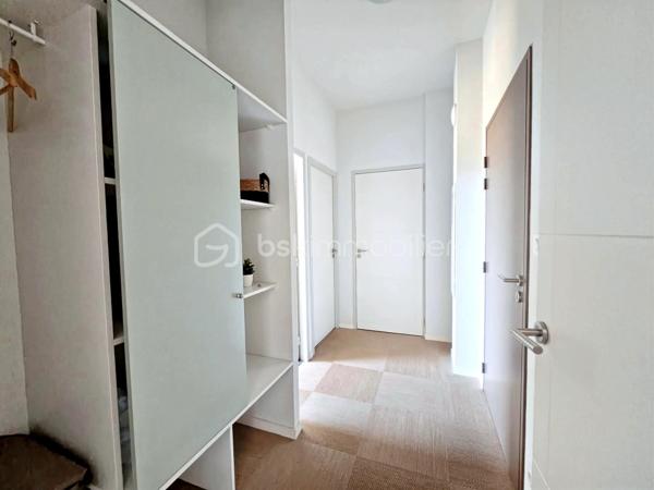 BSK IMMOBILIER - 2 KM DES PLAGES DU  GOLFE ET A PROXIMITE DES COMMODITES - Alix Lagardère vous propose de découvrir ce bel appartement, entièrement meublé et décoré avec gout, d'une surface de 43 m² environ.
Idéalement situé au 1er étage d'un ancien château entièrement rénové en 2012, avec ses deux balcons vous apprécierez la vue sur la piscine et le magnifique parc arboré de 2 hectares environ.

Il est composé d'une véritable entrée avec placards, d'une cuisine aménagée et équipée ouverte sur pièce de vie avec balcon, une chambre avec placard et balcon, une salle d'eau et un W.C indépendant.

Les plus :
- Piscine chauffée de mai à septembre.
- Le château a été entièrement rénové en 2012, ce qui vous permettra de profiter des charmes de l'ancien tout en bénéficiant du confort d'une rénovation récente.
- Belle hauteur sous plafond offrant une impression d'espace et une belle luminosité.
- Habitation à l'année et location saisonnière autorisées.
- Charges comprenant l'eau et l'électricité.
- Aucun travaux à prévoir.

Idéal premier achat ou investissement locatif courte ou longue durée !

Pour visiter et vous accompagner dans votre projet contactez Alix Lagardère !

Je réalise pour vous, gratuitement et sous 48h votre avis de valeur dans le cadre d’une succession ou de votre projet de vente ! Au plaisir de vous aider et vous accompagner personnellement dans votre projet immobilier !
