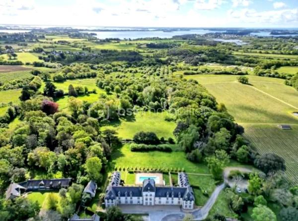 BSK IMMOBILIER - 2 KM DES PLAGES DU  GOLFE ET A PROXIMITE DES COMMODITES - Alix Lagardère vous propose de découvrir ce bel appartement, entièrement meublé et décoré avec gout, d'une surface de 43 m² environ.
Idéalement situé au 1er étage d'un ancien château entièrement rénové en 2012, avec ses deux balcons vous apprécierez la vue sur la piscine et le magnifique parc arboré de 2 hectares environ.

Il est composé d'une véritable entrée avec placards, d'une cuisine aménagée et équipée ouverte sur pièce de vie avec balcon, une chambre avec placard et balcon, une salle d'eau et un W.C indépendant.

Les plus :
- Piscine chauffée de mai à septembre.
- Le château a été entièrement rénové en 2012, ce qui vous permettra de profiter des charmes de l'ancien tout en bénéficiant du confort d'une rénovation récente.
- Belle hauteur sous plafond offrant une impression d'espace et une belle luminosité.
- Habitation à l'année et location saisonnière autorisées.
- Charges comprenant l'eau et l'électricité.
- Aucun travaux à prévoir.

Idéal premier achat ou investissement locatif courte ou longue durée !

Pour visiter et vous accompagner dans votre projet contactez Alix Lagardère !

Je réalise pour vous, gratuitement et sous 48h votre avis de valeur dans le cadre d’une succession ou de votre projet de vente ! Au plaisir de vous aider et vous accompagner personnellement dans votre projet immobilier !