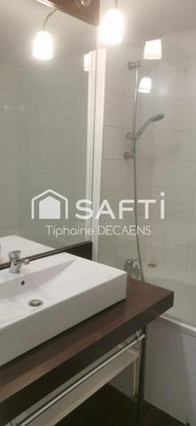 maison de type vacances, avec beau aménagement.