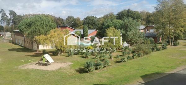 maison de type vacances, avec beau aménagement.