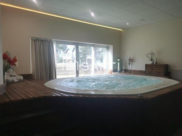 maison de type vacances, avec beau aménagement.