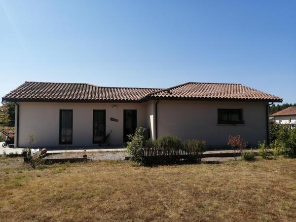 Maison récente au calme sur terrain clôturé.