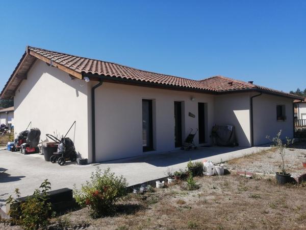 Maison récente au calme sur terrain clôturé.