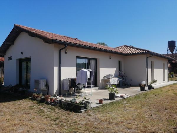 Maison récente au calme sur terrain clôturé.