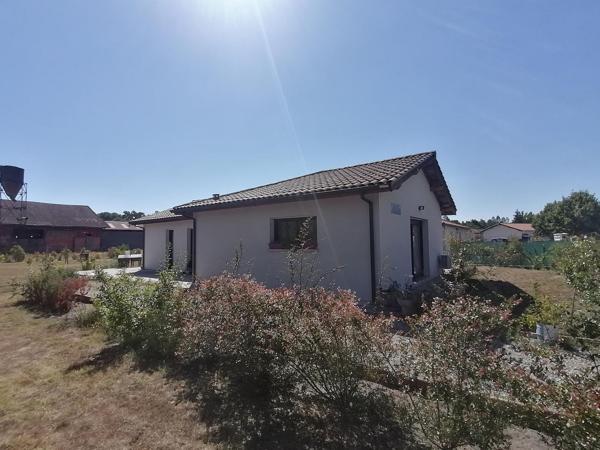 Maison récente au calme sur terrain clôturé.