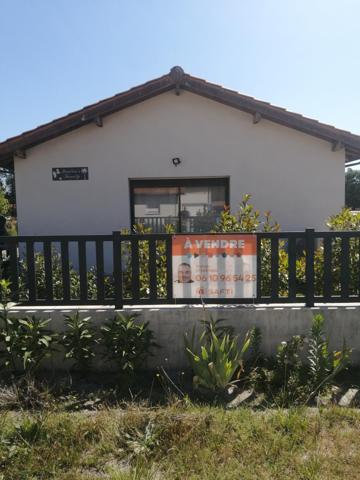 Maison récente au calme sur terrain clôturé.