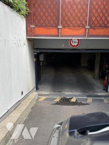 NEUILLY SUR SEINE - BOULEVARD BINEAU / VILLIERS - PARKING A VENDRE