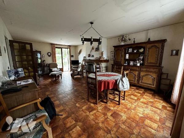 Pavillon sur sous-sol total, comprenant au rez-de-chaussée : une entrée sur salle à manger salo...