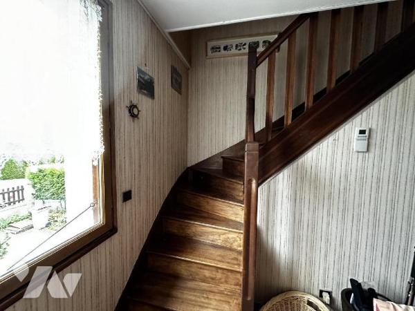 Pavillon sur sous-sol total, comprenant au rez-de-chaussée : une entrée sur salle à manger salo...