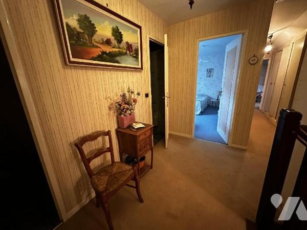 Pavillon sur sous-sol total, comprenant au rez-de-chaussée : une entrée sur salle à manger salo...