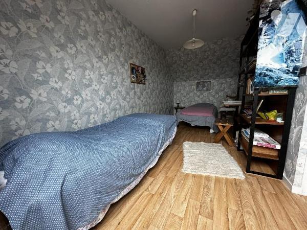 Pavillon sur sous-sol total, comprenant au rez-de-chaussée : une entrée sur salle à manger salo...