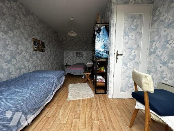 Pavillon sur sous-sol total, comprenant au rez-de-chaussée : une entrée sur salle à manger salo...