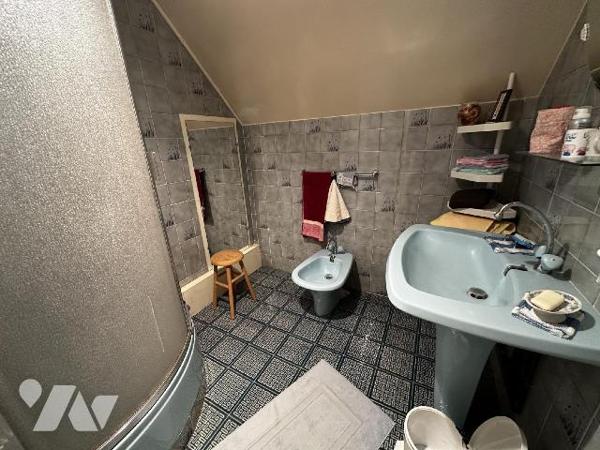 Pavillon sur sous-sol total, comprenant au rez-de-chaussée : une entrée sur salle à manger salo...