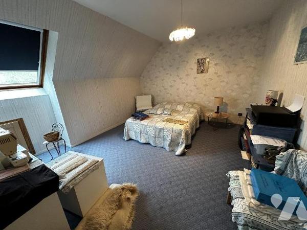 Pavillon sur sous-sol total, comprenant au rez-de-chaussée : une entrée sur salle à manger salo...