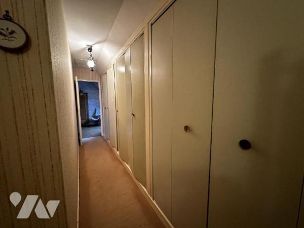 Pavillon sur sous-sol total, comprenant au rez-de-chaussée : une entrée sur salle à manger salo...