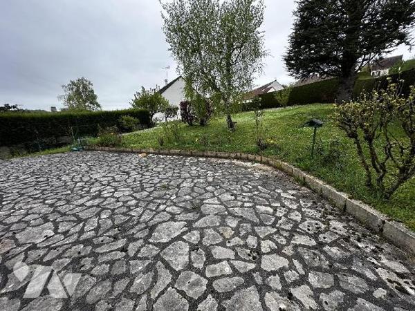 Pavillon sur sous-sol total, comprenant au rez-de-chaussée : une entrée sur salle à manger salo...
