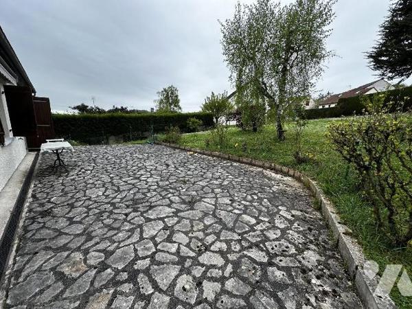 Pavillon sur sous-sol total, comprenant au rez-de-chaussée : une entrée sur salle à manger salo...